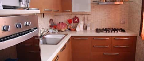 Fridge, oven, stovetop, coffee/tea maker