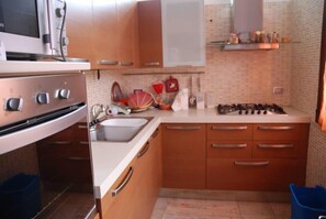 ثلاجة، فرن، موقد طهي مسطح، ماكينة لصنع القهوة/الشاي