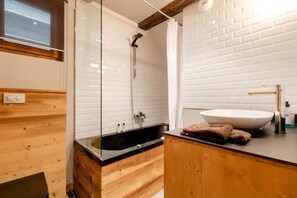 Combined shower/tub, jetted tub, hair dryer, towels - Megeve-Rochebrune Chalet(Ski Direct In and OUT) with outdoor jacuzzieur 10 pers (Megève)