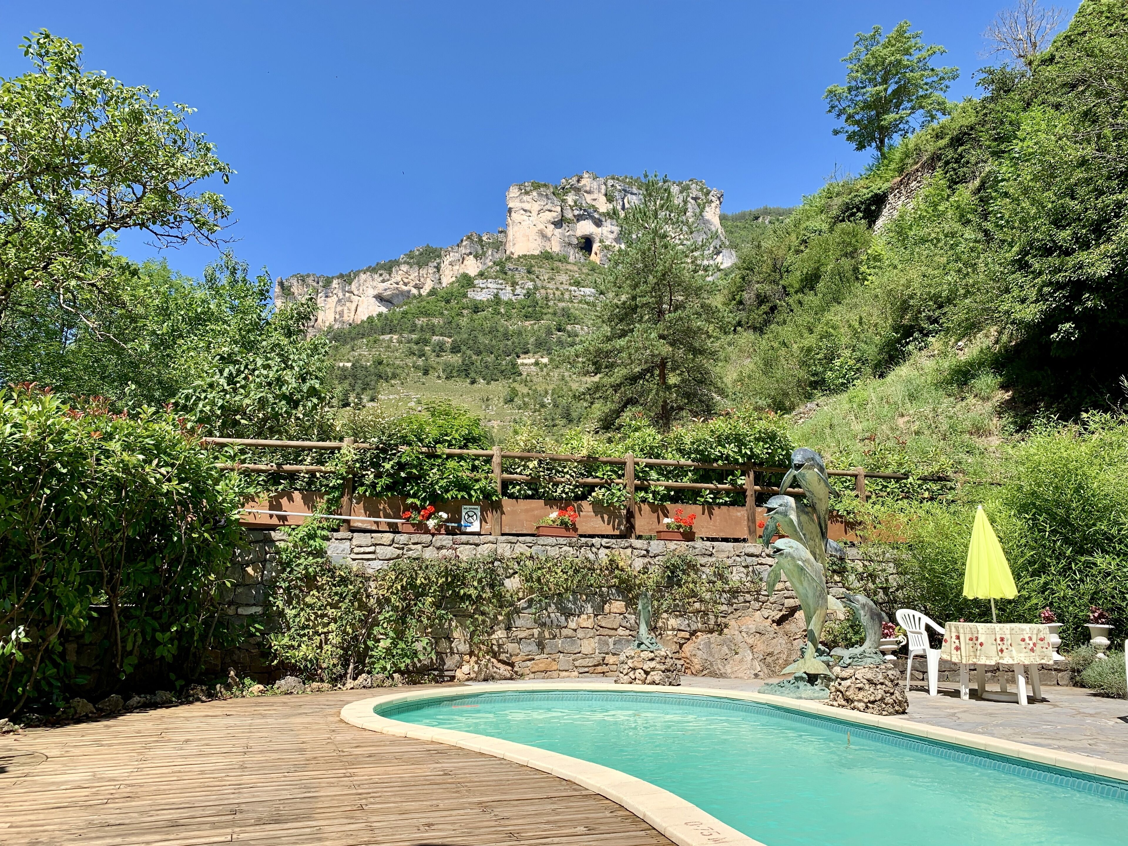 Een buitenzwembad, een verwarmd zwembad