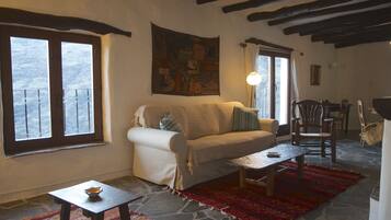 Smart TV, chimenea, reproductor de DVD, libros