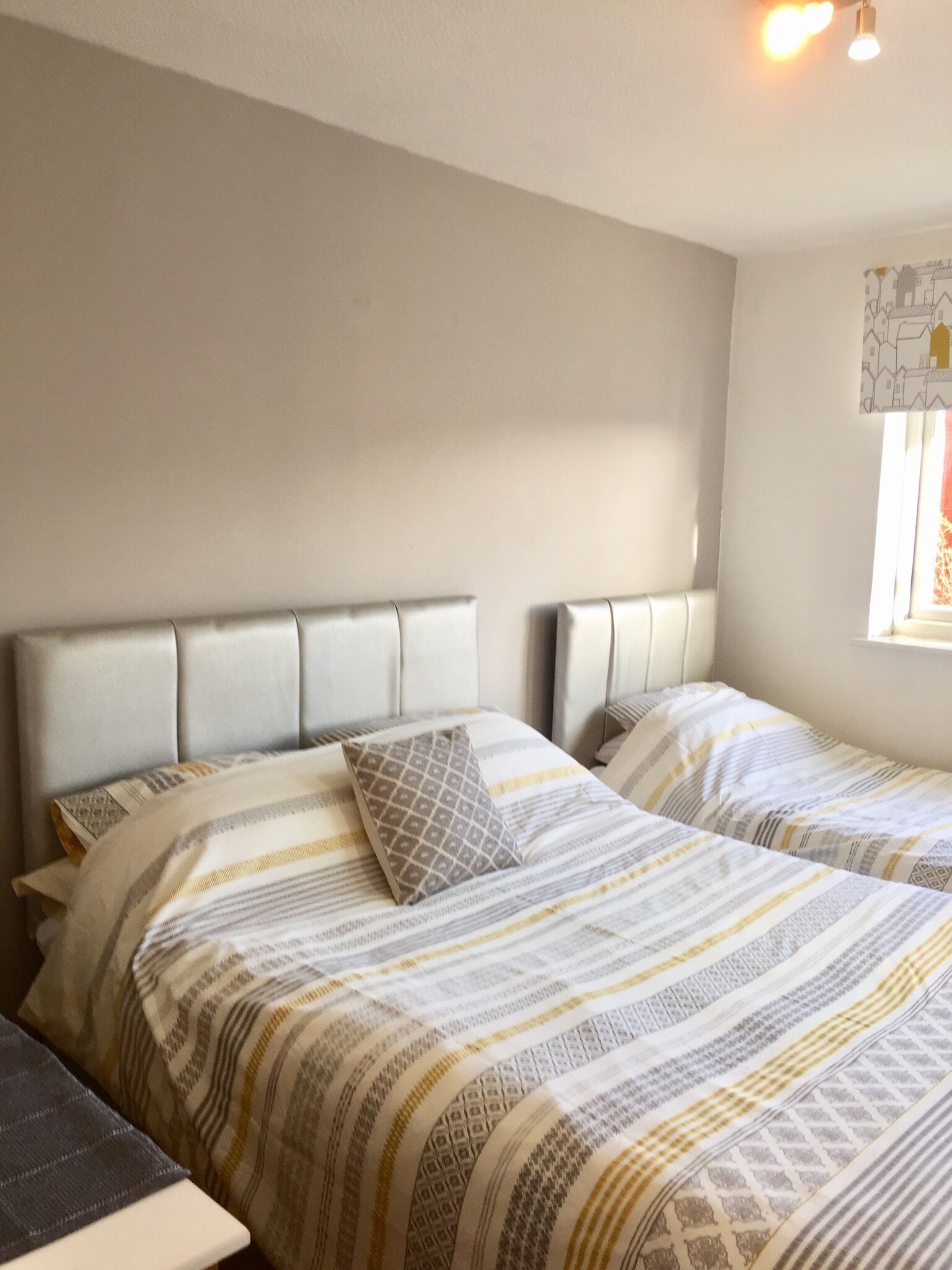 3 quartos, ferros/tábuas de passar roupa, berço de viagem