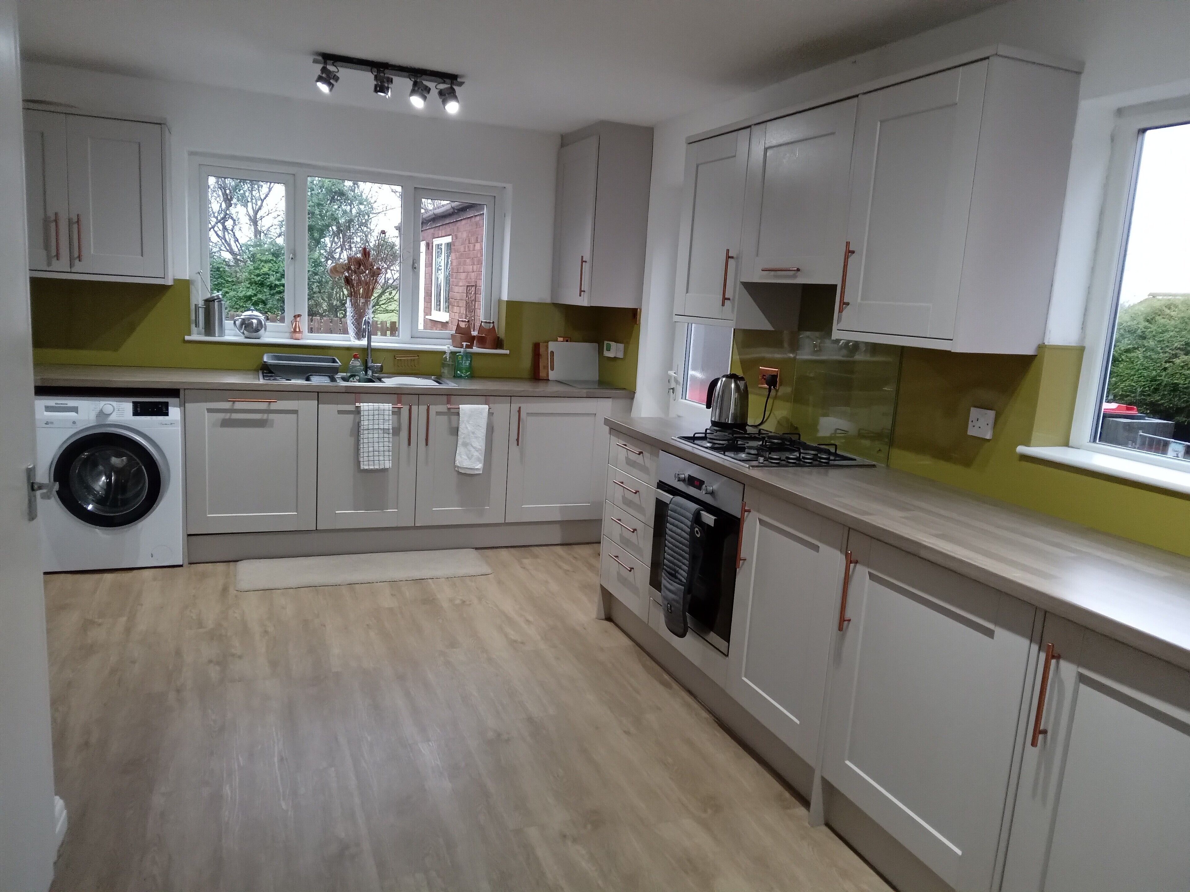 Geladeira, micro-ondas, fogão, cooktop