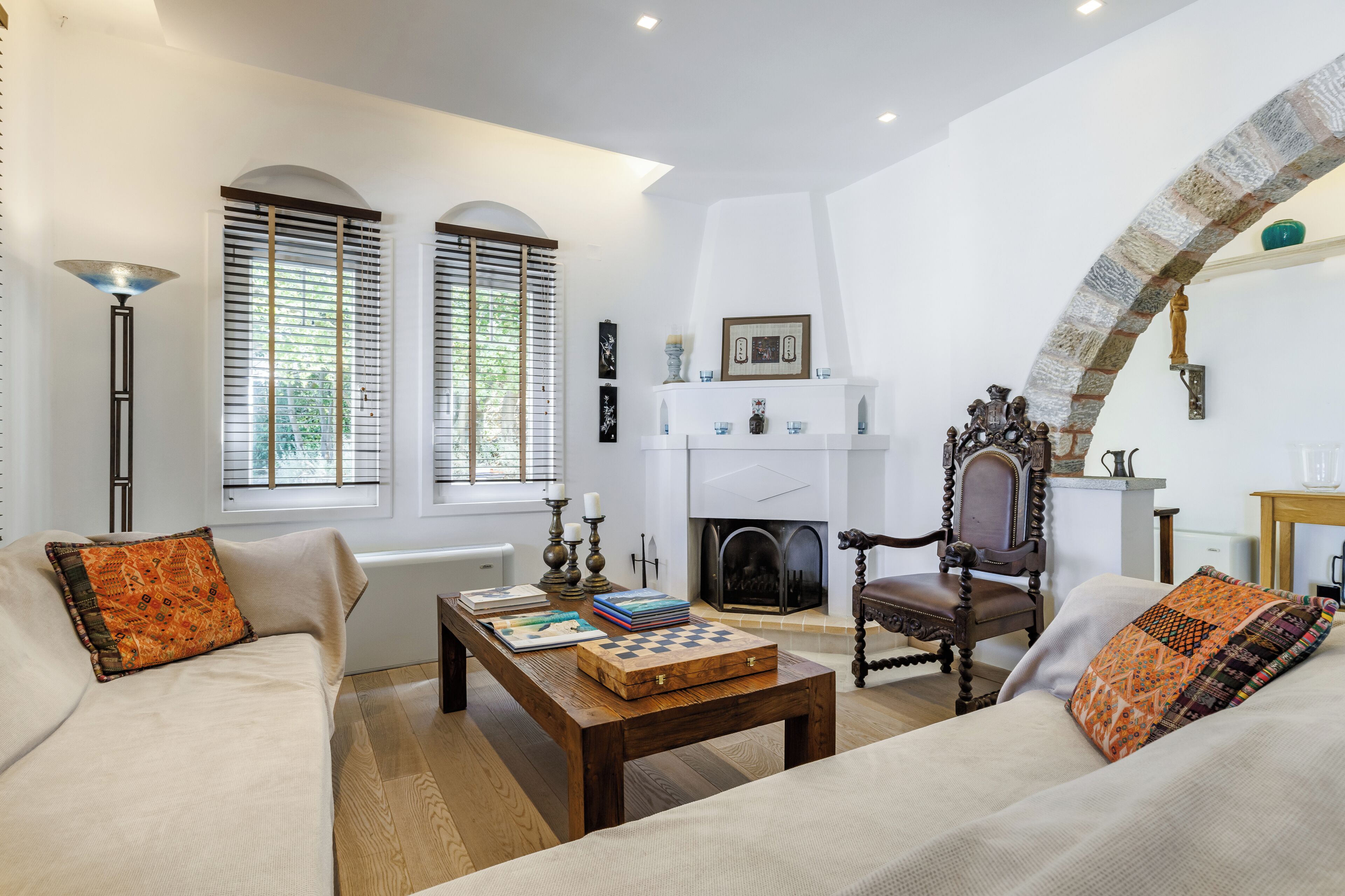 TV connectée, cheminée, lecteur de DVD, livres