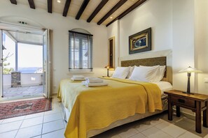 2 室のベッドルーム、セーフティボックス (室内)、デスク、アイロン / アイロン台