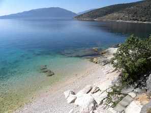 Una playa cerca, sillas reclinables de playa, toallas de playa