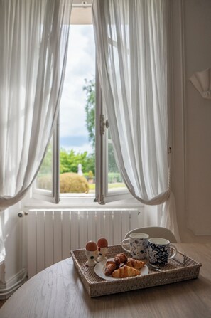 Dining - Elegant 7-Bedroom Château in Burgundy Wine Country Near Chablis & Auxerre (Hauterive)