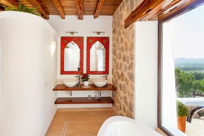 Baignoire, sèche-cheveux, serviettes fournies, papier toilette