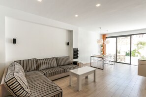 Téléviseur, lecteur de DVD, livres