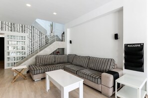 Téléviseur, lecteur de DVD, livres