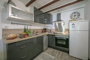 Fridge, oven, stovetop, dishwasher