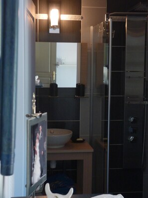 Bathtub, hair dryer, towels
