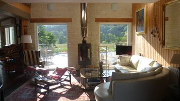 Télévision, baby-foot, livres, chaßne hi-fi