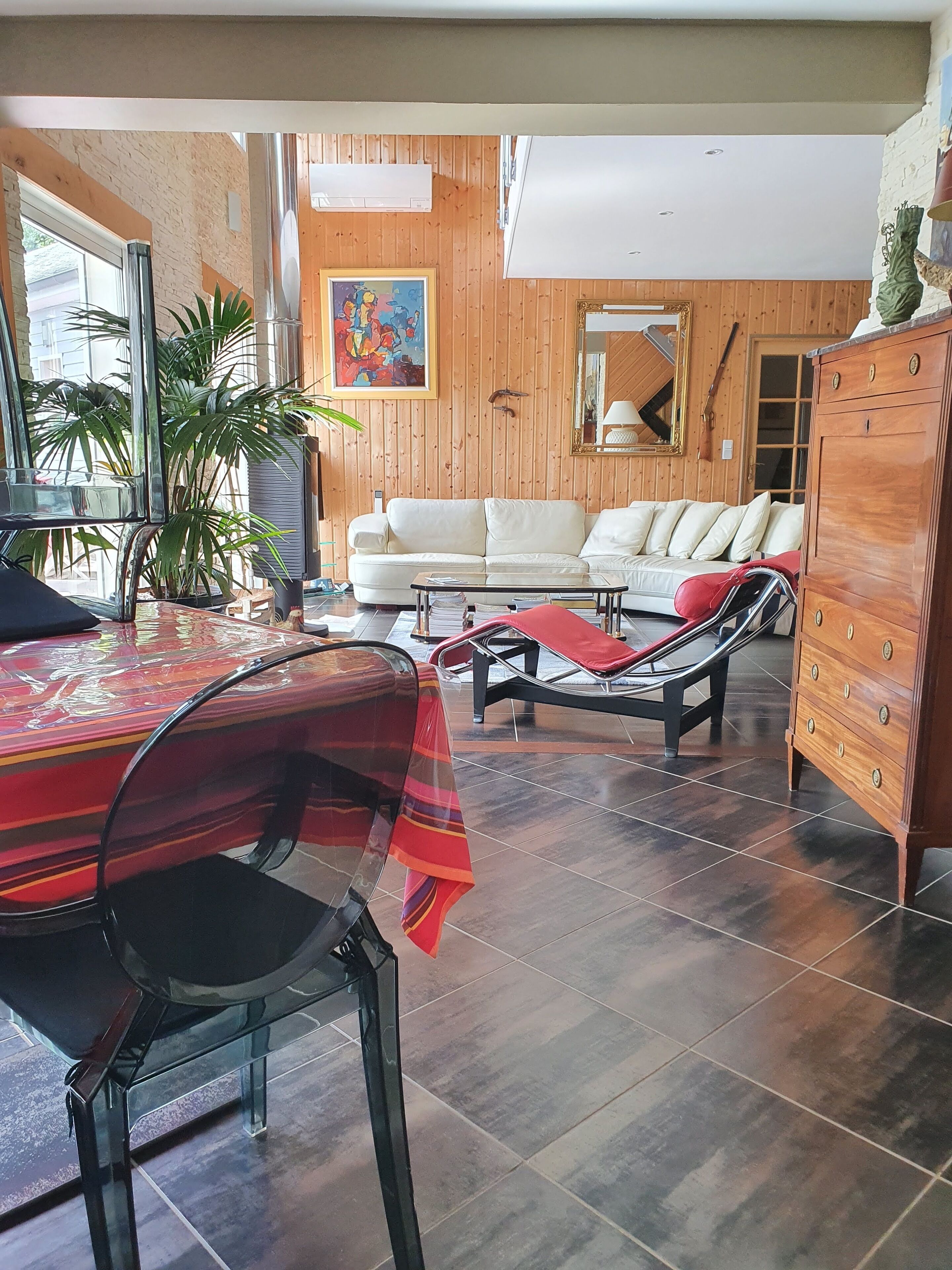 TV, table football, books, stereo