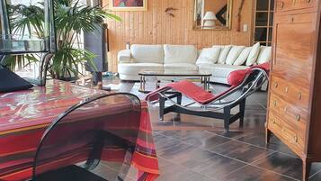 Télévision, baby-foot, livres, chaßne hi-fi