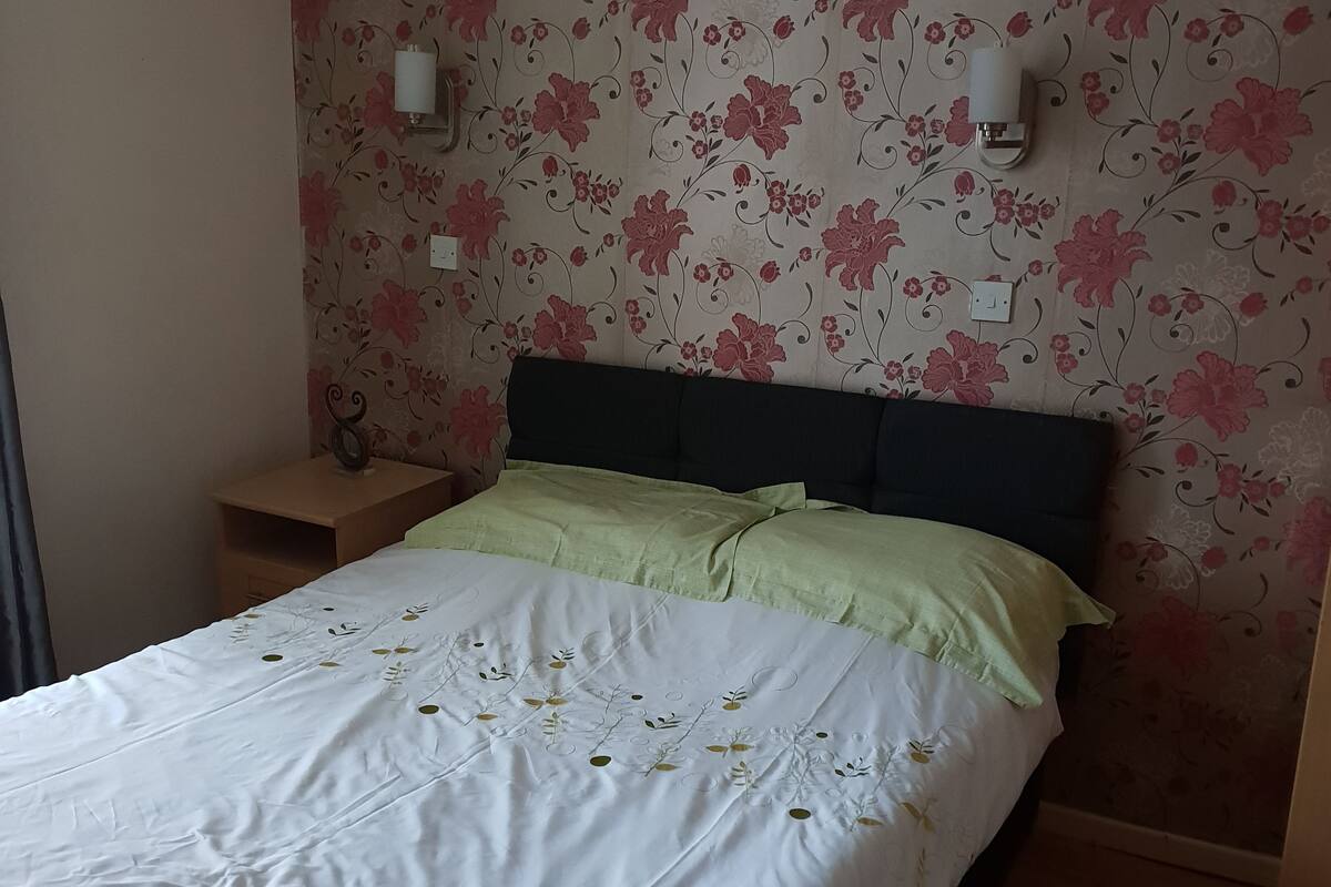 Habitación doble, 1 cama matrimonial, para no fumadores, vista a la ciudad | Cortinas blackout, tabla de planchar con plancha y cunas gratuitas