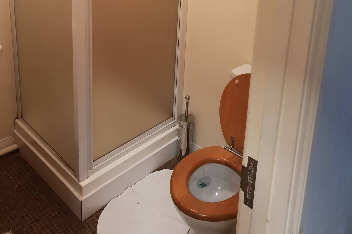 Habitación doble, 1 cama matrimonial, para no fumadores | Baño | Regadera, secadora de cabello, toallas
