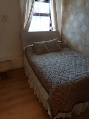 Habitación básica, 1 cama matrimonial, para no fumadores, vista a la ciudad | Cortinas blackout, tabla de planchar con plancha y cunas gratuitas