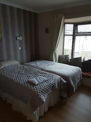 Habitación triple, 3 camas individuales, para no fumadores | Cortinas blackout, tabla de planchar con plancha y cunas gratuitas