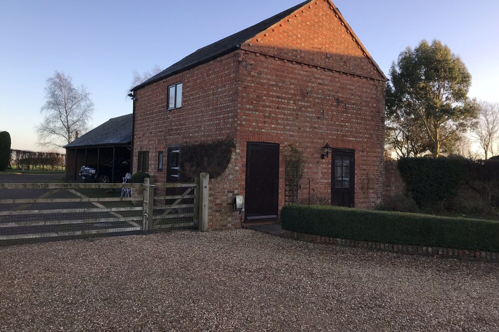 Beautiful one bedroom cottage near Kimbolton and Cambridge with stunning views