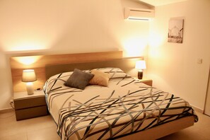 1 chambre, coffre-fort, fer et planche à repasser