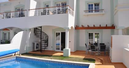 Schöne Villa mit herrlichem Blick auf den Golfplatz und den eigenen Pool