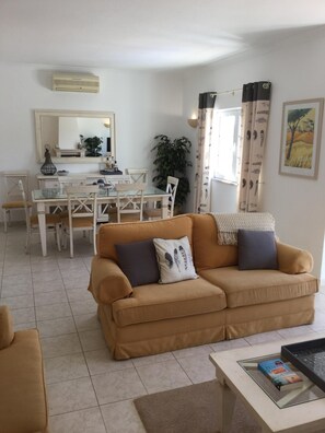 Fernseher, Kamin, DVD-Player, Tischtennisplatte