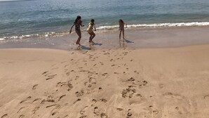 Une plage de sable où l’on peut voir des empreintes de pas qui mènent à l’eau.