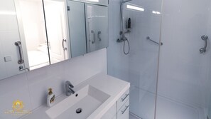 Appartement Deluxe, vue sur la cour intérieure, rez-de-chaussée | Salle de bain | Douche, articles de toilette (gratuits), séchoir à cheveux