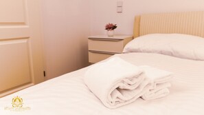 Appartement Deluxe, vue sur la cour intérieure, rez-de-chaussée | Fer et planche à repasser, accès au Wi-Fi (inclus), literie fournie