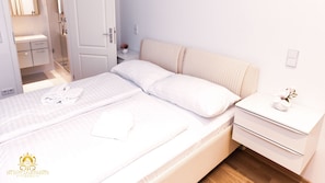 Deluxe-Apartment, Blick auf den Innenhof, Erdgeschoss | Bügeleisen/Bügelbrett, kostenloses WLAN, Bettwäsche