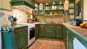 Een koelkast, een microgolfoven, een oven, een vaatwasser