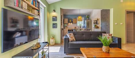 تلفزيون ذكي، مدفأة، كرة قدم الطاولة، تنس طاولة