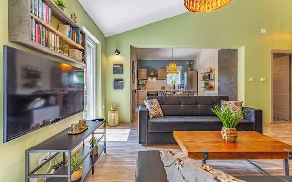 Smart-TV, Kamin, Tischfußball, Tischtennisplatte