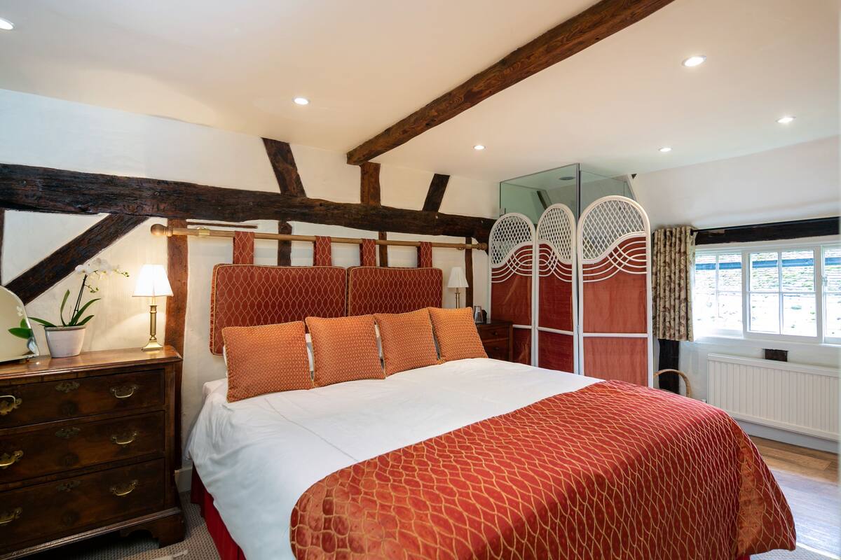 3 bedrooms, premium bedding, WiFi (free), individually decorated