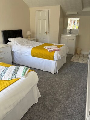 2 habitaciones, tabla de planchar con plancha, cuna de viaje y wifi