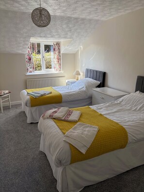 2 bedrooms, iron/ironing board, travel cot, WiFi - Rosie's Holiday Cottage in North Devon With Indoor Heated Swimming Pool  (Woolfardisworthy)