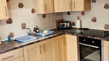 Fridge, microwave, oven, coffee/tea maker