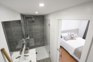 Amenidades de baño gratuitas, secadora de cabello, toallas 