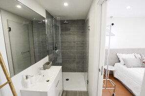 Kostenlose Toilettenartikel, Haartrockner, Handtücher, Toilettenpapier