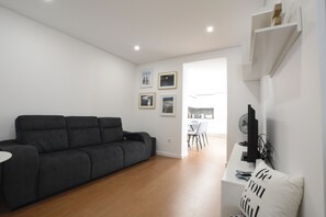 TV - Luxury apartment in Douro Waterfront - heart of city center and wine cellars  (Vila Nova de Gaia)