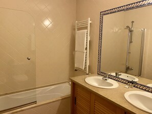 Combined shower/bathtub, hair dryer, bidet, towels
