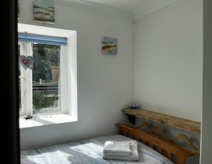 2 quartos, ferros/tábuas de passar roupa, roupa de cama
