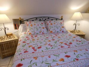 2 bedrooms, iron/ironing board, WiFi