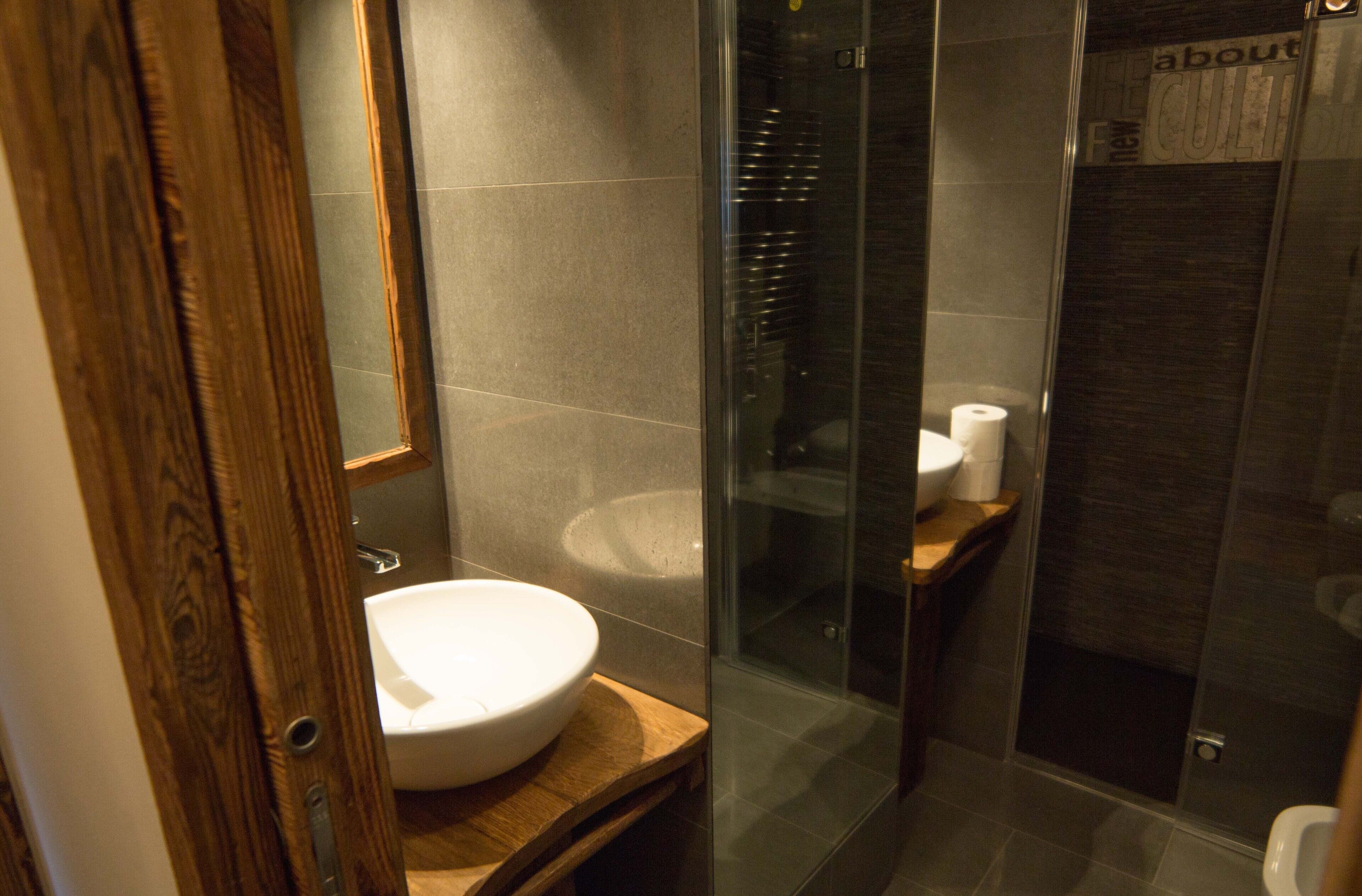 Luxurious newly renovated ski in / out apartment (12 persons)