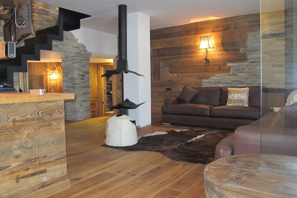 Luxurious newly renovated ski in / out apartment (12 persons)