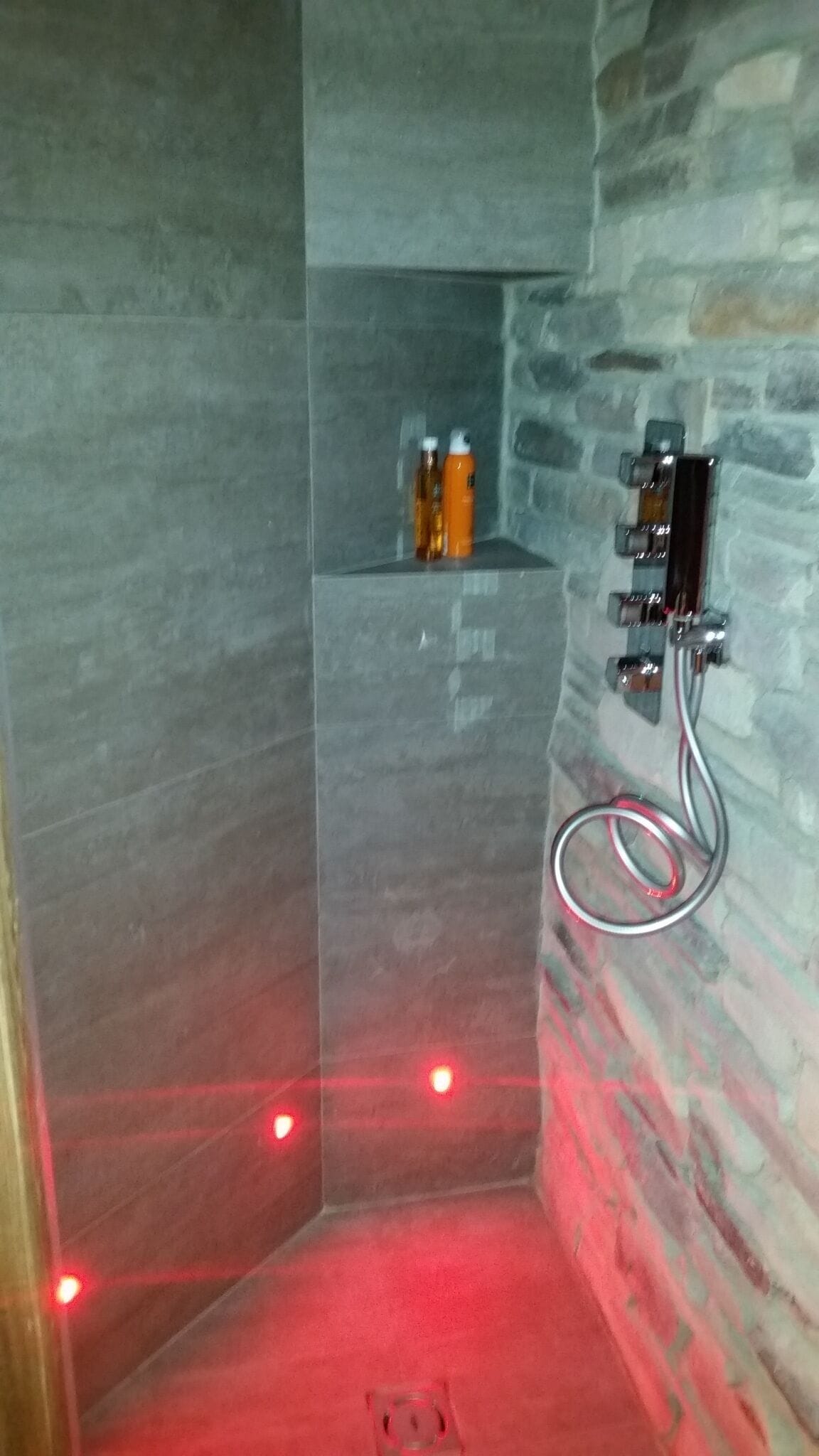 Luxurious newly renovated ski in / out apartment (12 persons)