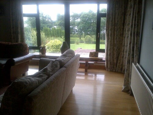 Family Retreat With Panoramic Lake View And Large Front And Back Gardens