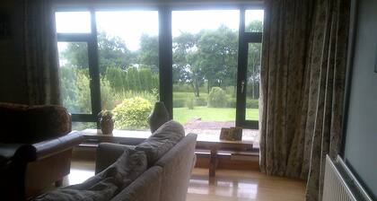 Familien-Rückzug mit panoramischem Seeblick und großen vorderen und hinteren Gärten