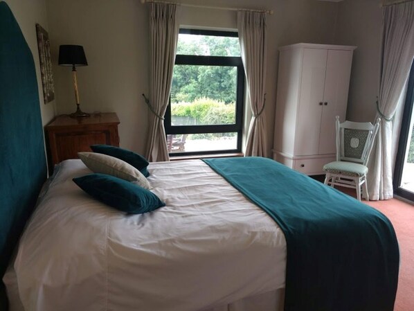 5 bedrooms, iron/ironing board, WiFi, bed sheets